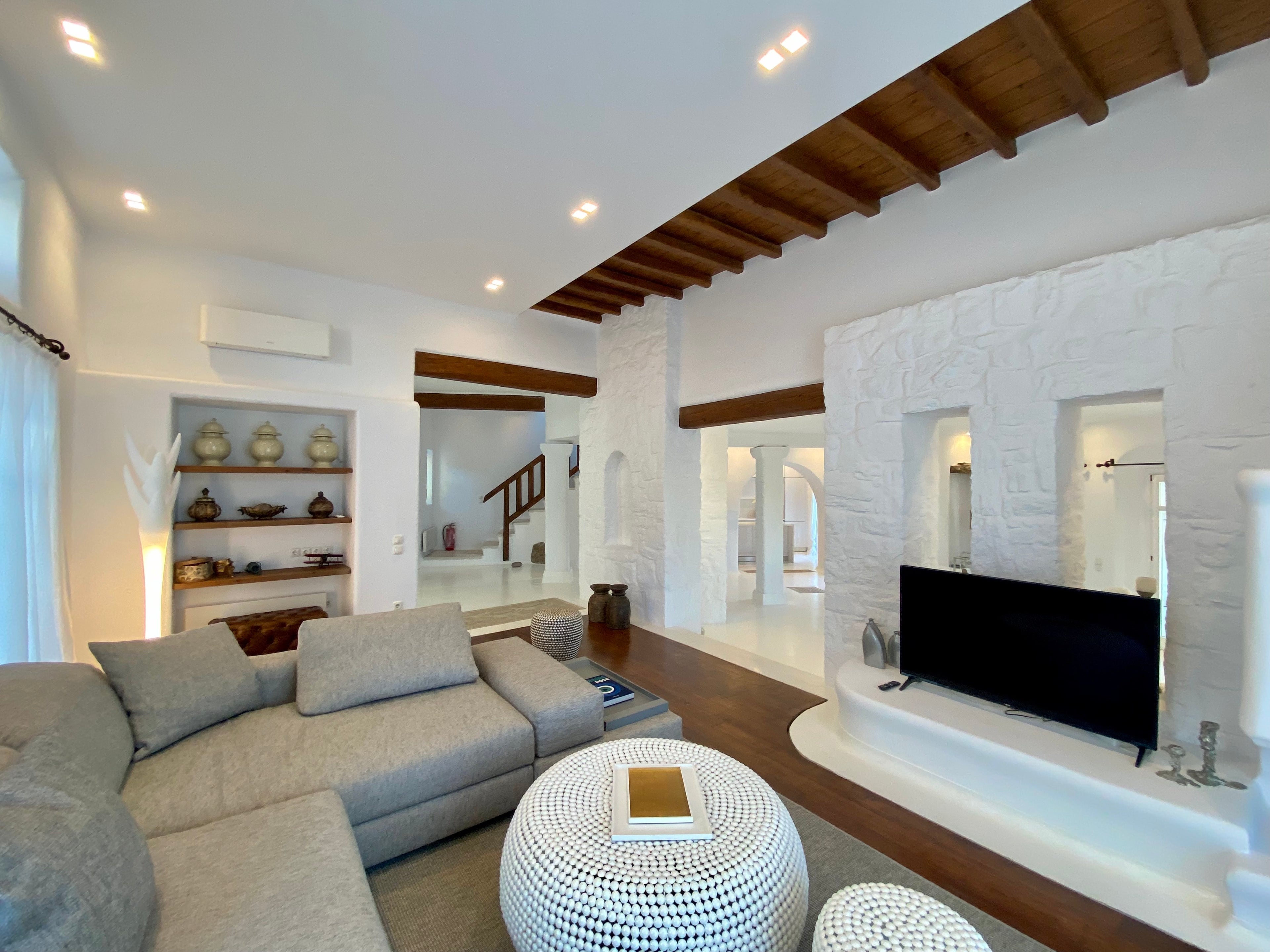 Alura Villa